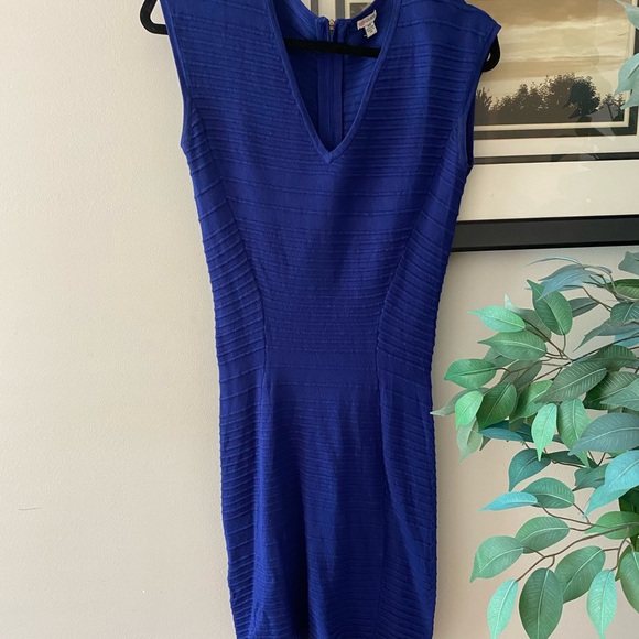 Elegant Blue Sleeveless Dress - Picture 6 of 6